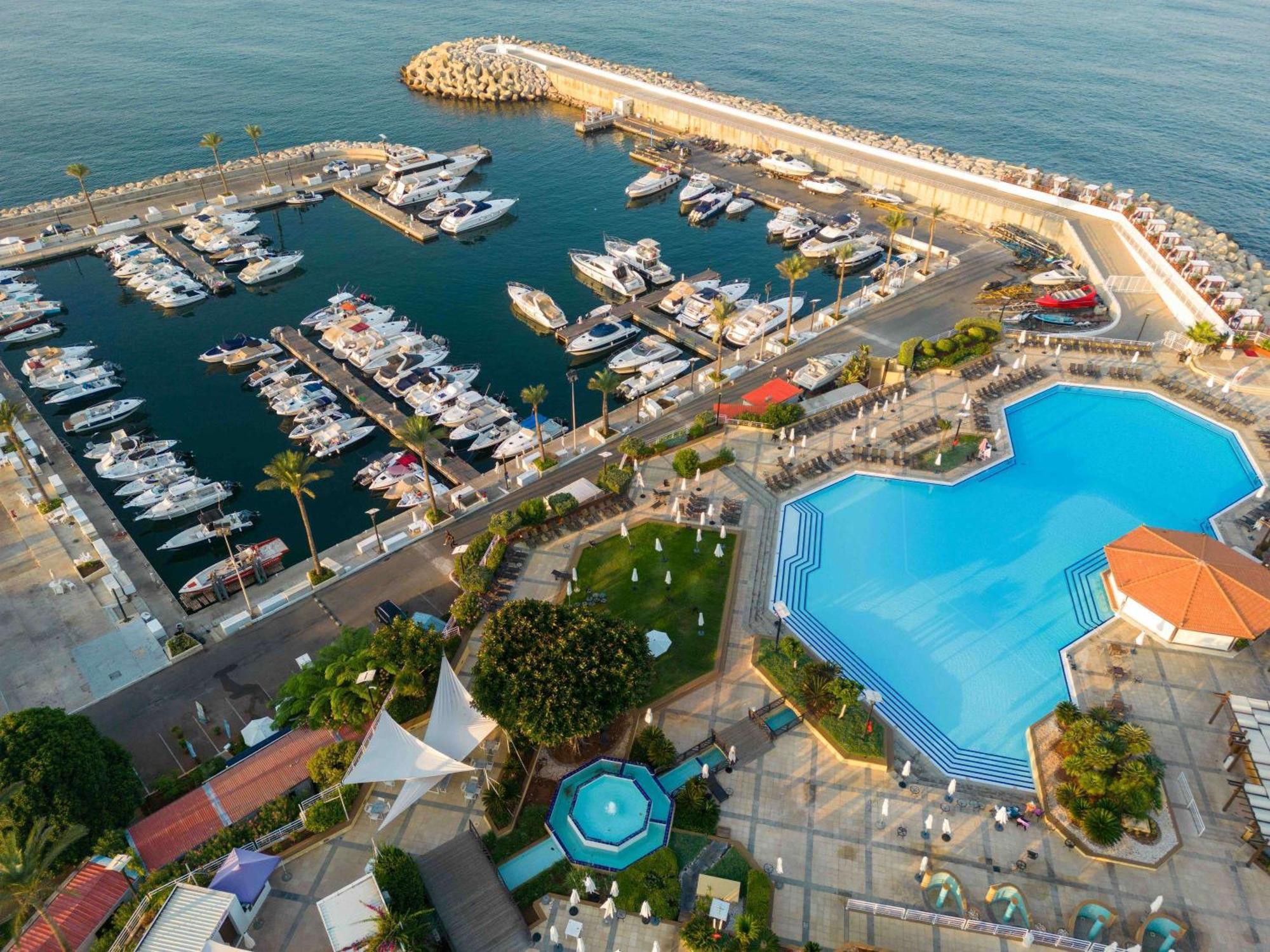 Moevenpick Hotel Beirut Bagian luar foto