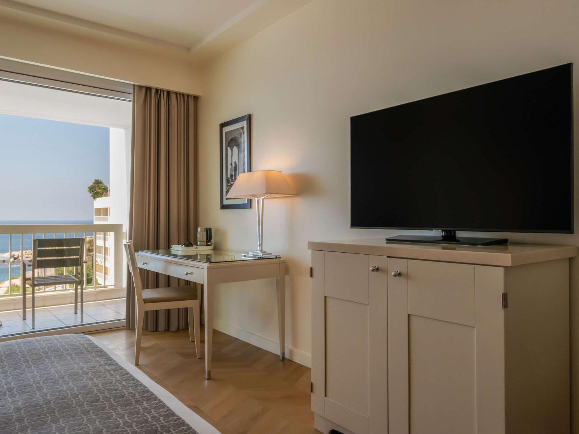 Moevenpick Hotel Beirut Bagian luar foto