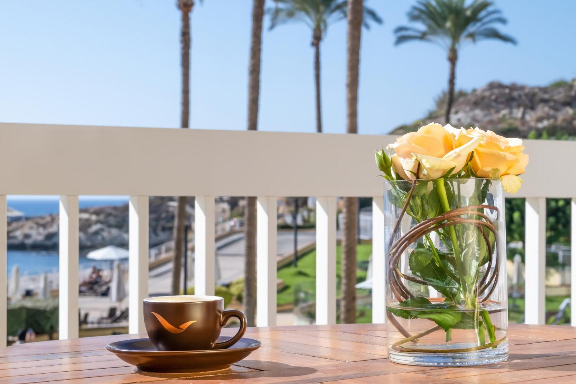 Moevenpick Hotel Beirut Bagian luar foto