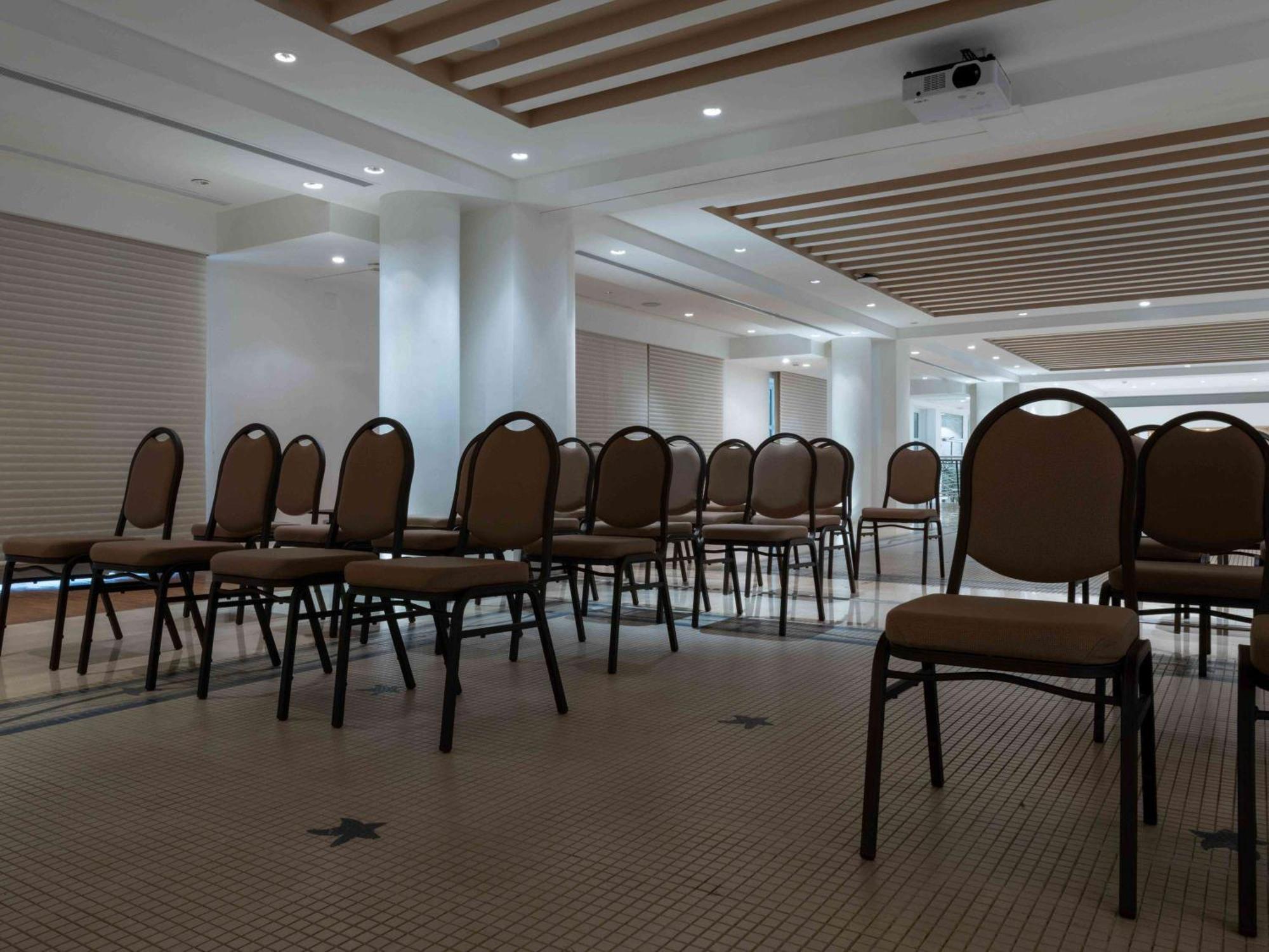 Moevenpick Hotel Beirut Bagian luar foto