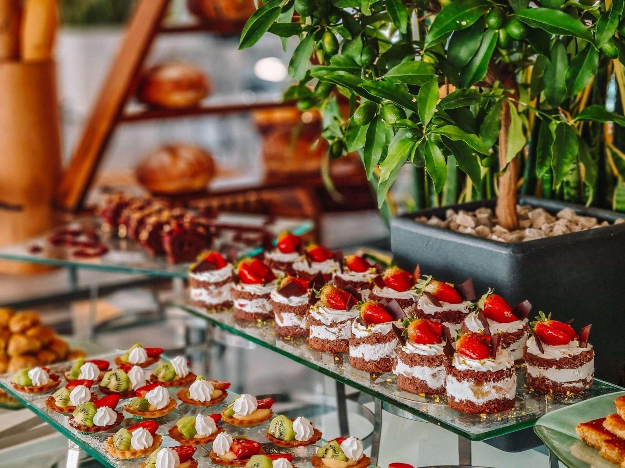 Moevenpick Hotel Beirut Bagian luar foto