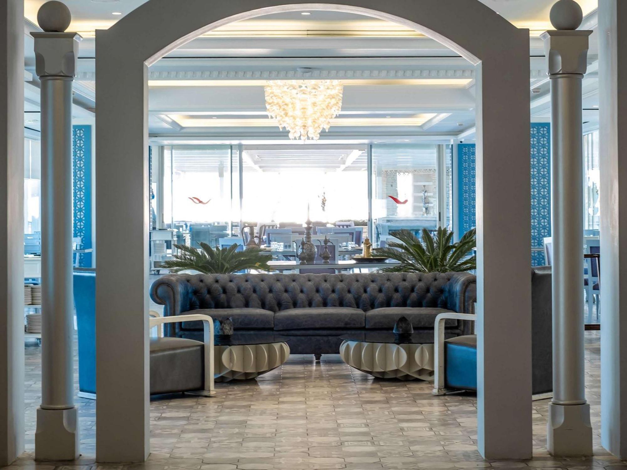 Moevenpick Hotel Beirut Bagian luar foto