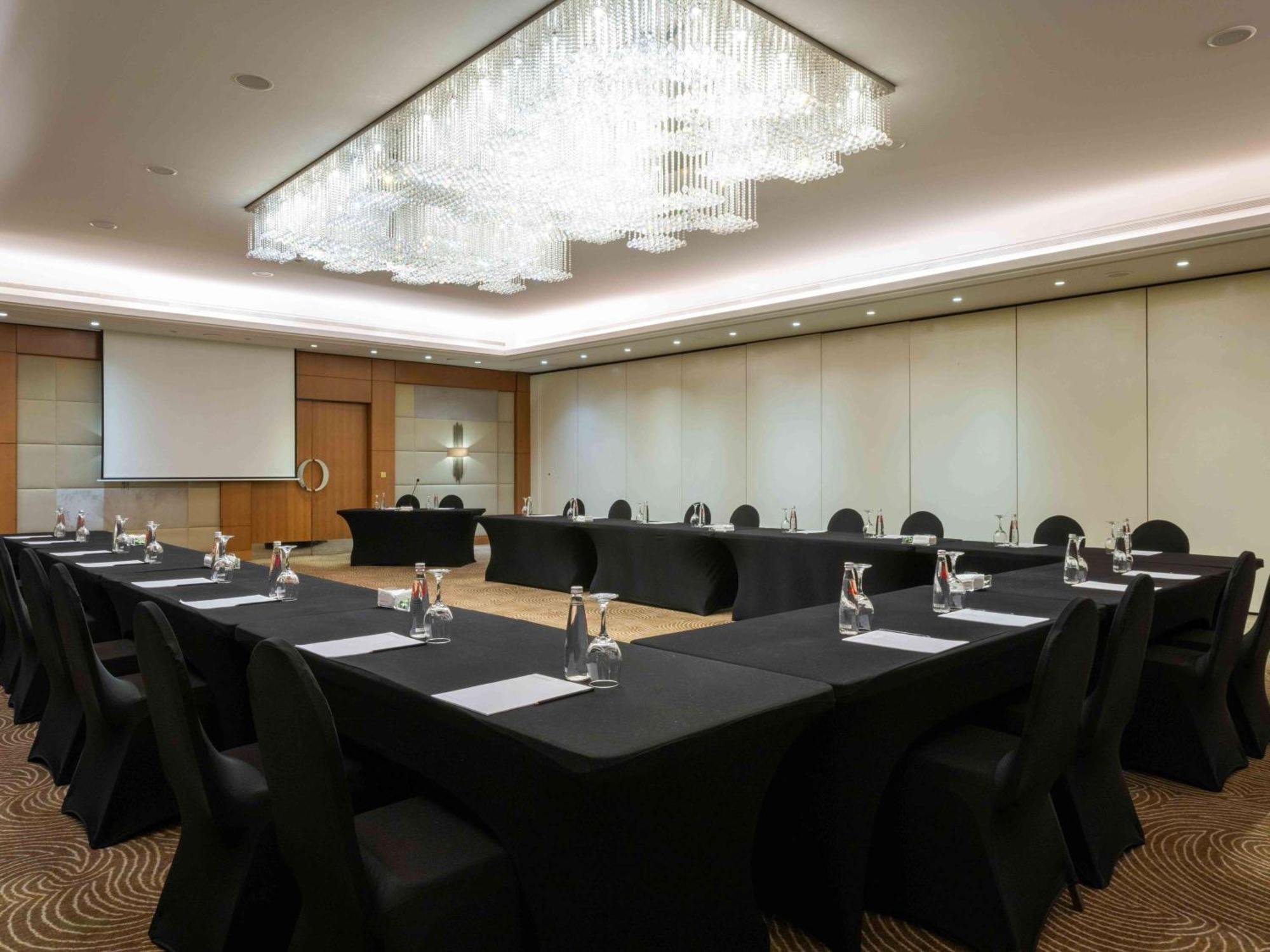 Moevenpick Hotel Beirut Bagian luar foto