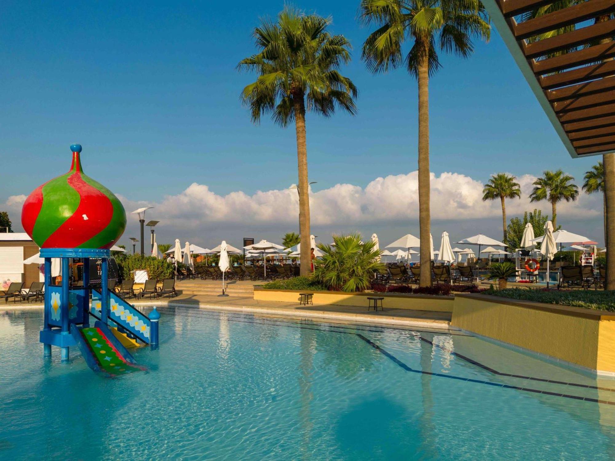Moevenpick Hotel Beirut Bagian luar foto